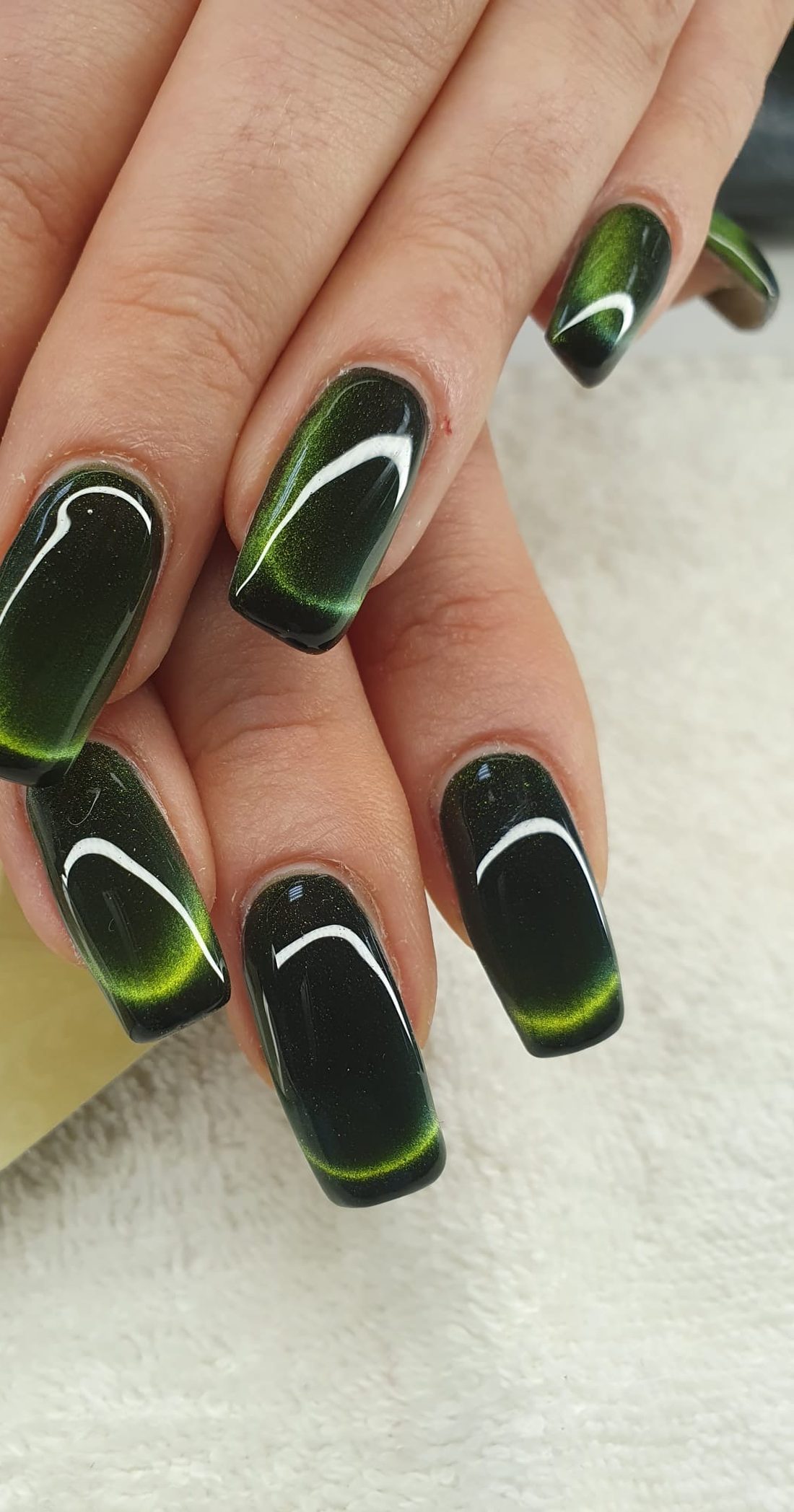 Schwarz-grüne Chrome-Nägel mit Cat-Eye-Effekt