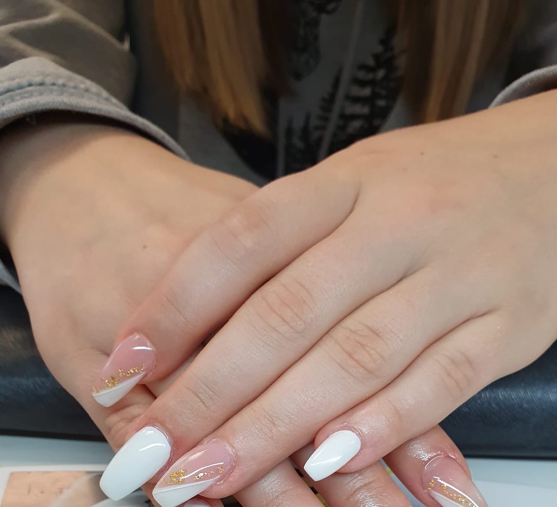 Weiße French-Nägel in Sargform mit zarten Goldflocken