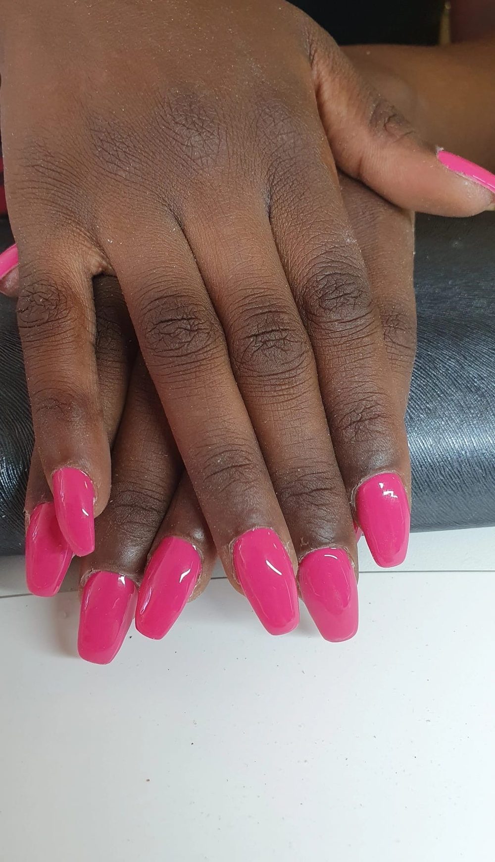 Kräftig pinke, glänzende Gel-Nägel in Sargform