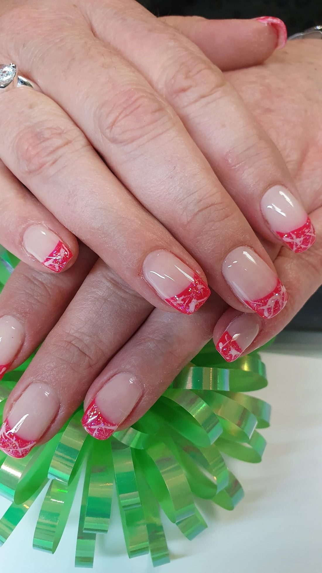 Pinke French-Nägel mit Glitzer und weißen Marmor-Akzenten