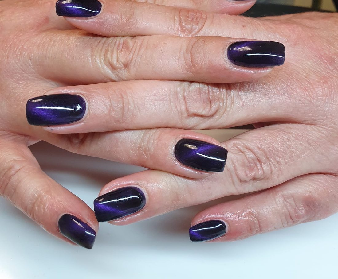 Violette Chrome-Nägel mit intensivem Glanzeffekt